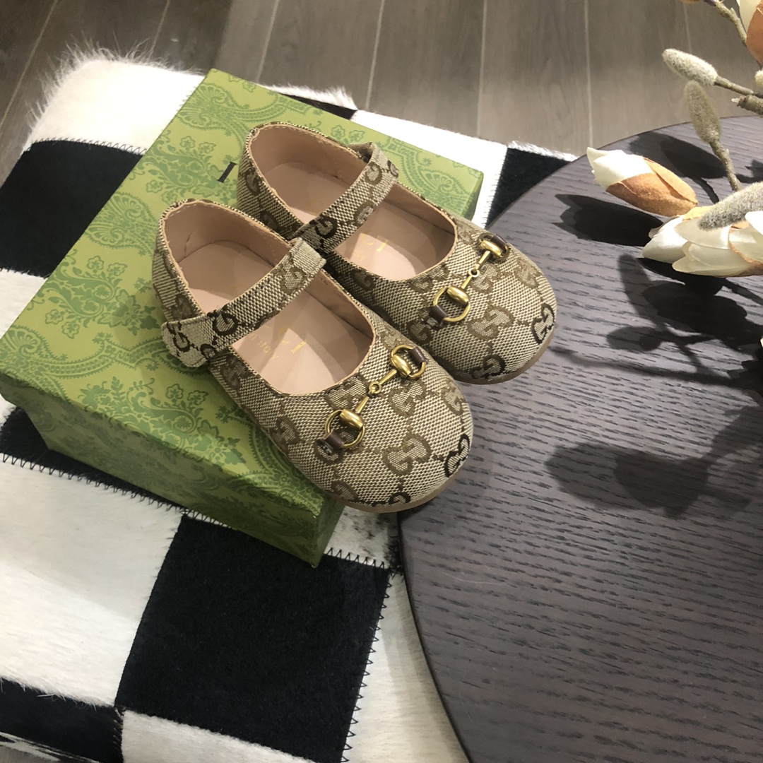 Children's shoes child